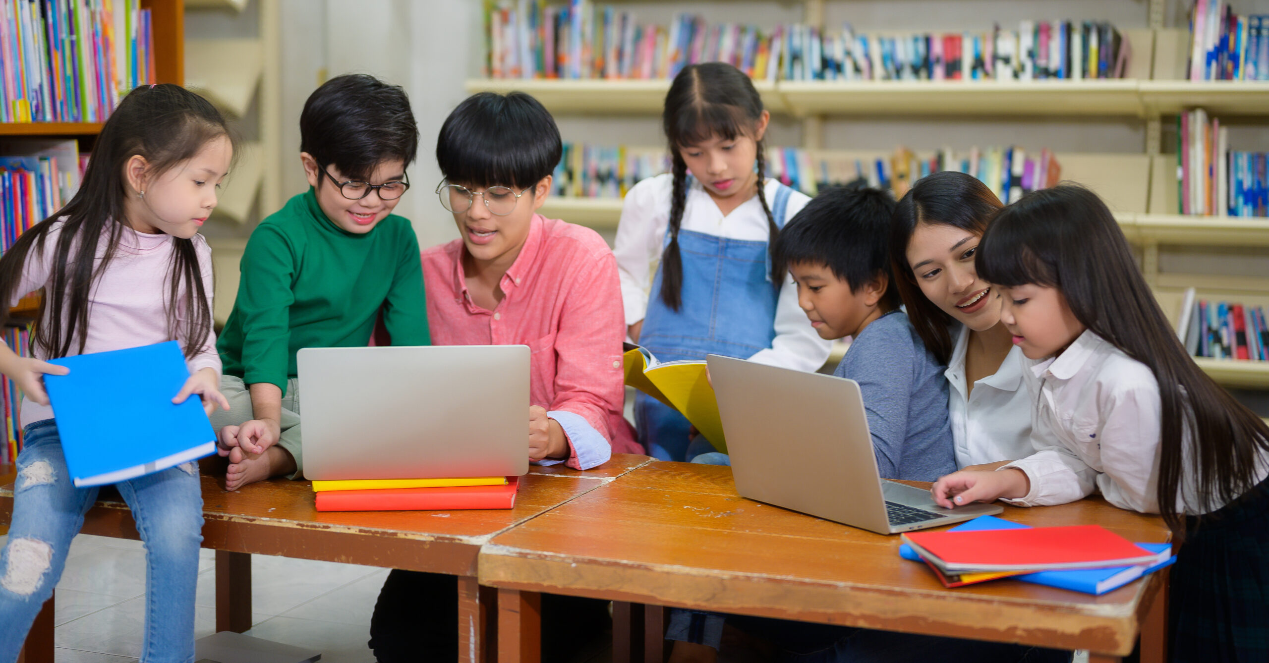 図書室で学習する子どもたち